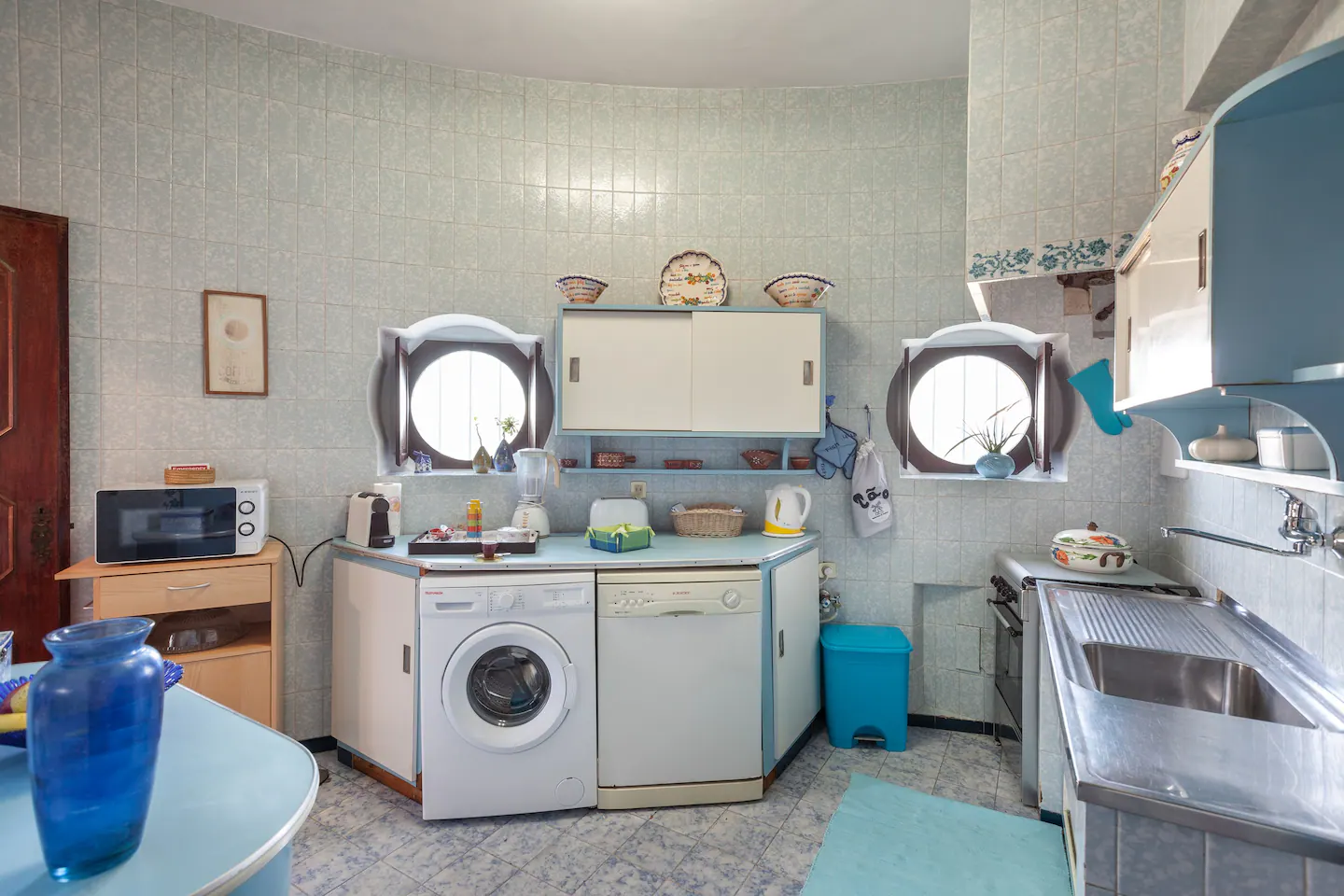 Fully equipped traditional kitchen